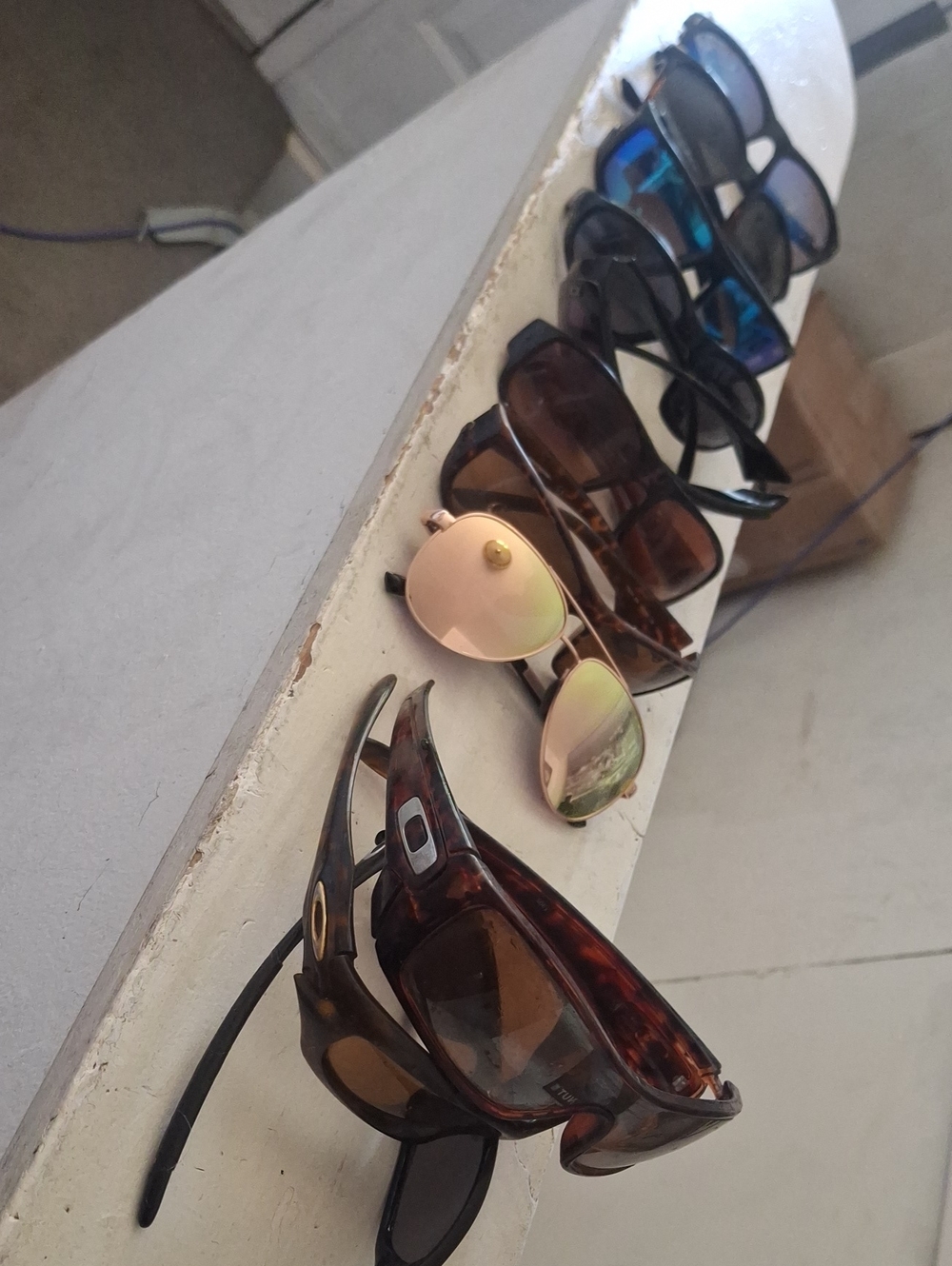 3 Oakley Men’s Sunglasses ...WORN SCRATCHED LOOSE HINGES JUNK? 8 UNKNOWNS
